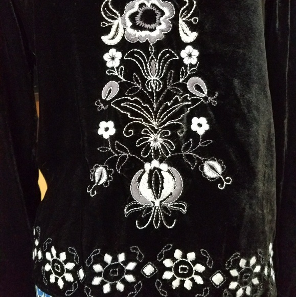 BLACK CRUSHED VELVET TOP WHITE FLORAL EMBROIDERY - Picture 3 of 8